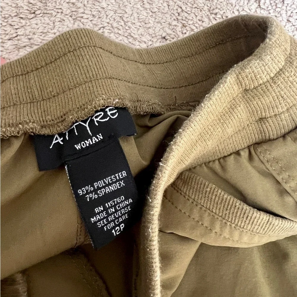 Attyre Woman Pants size 12 Olive Green Polyester Pull on Drawstring Ruched Capri